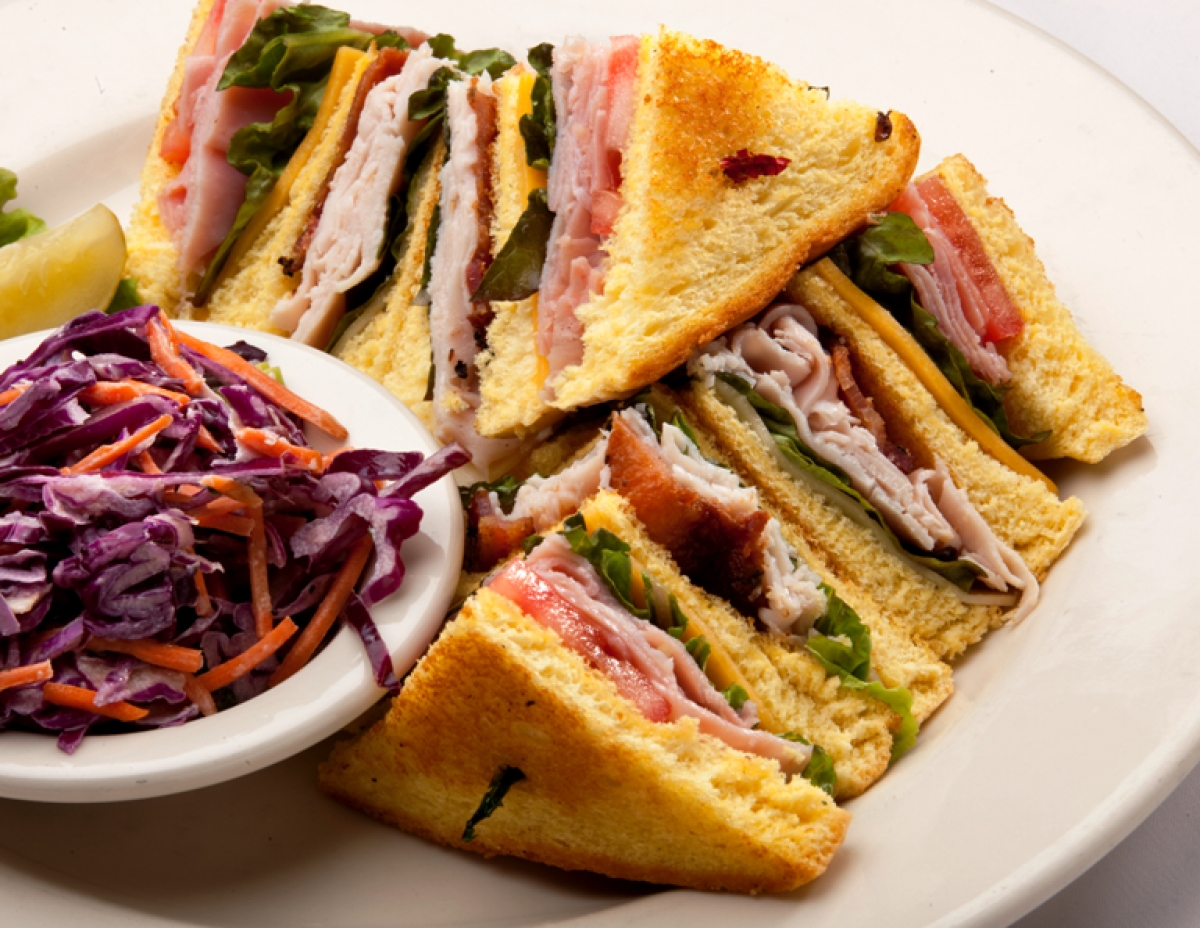 New York club sandwich με βραστο κοτοπουλο αυγο και μπεικον