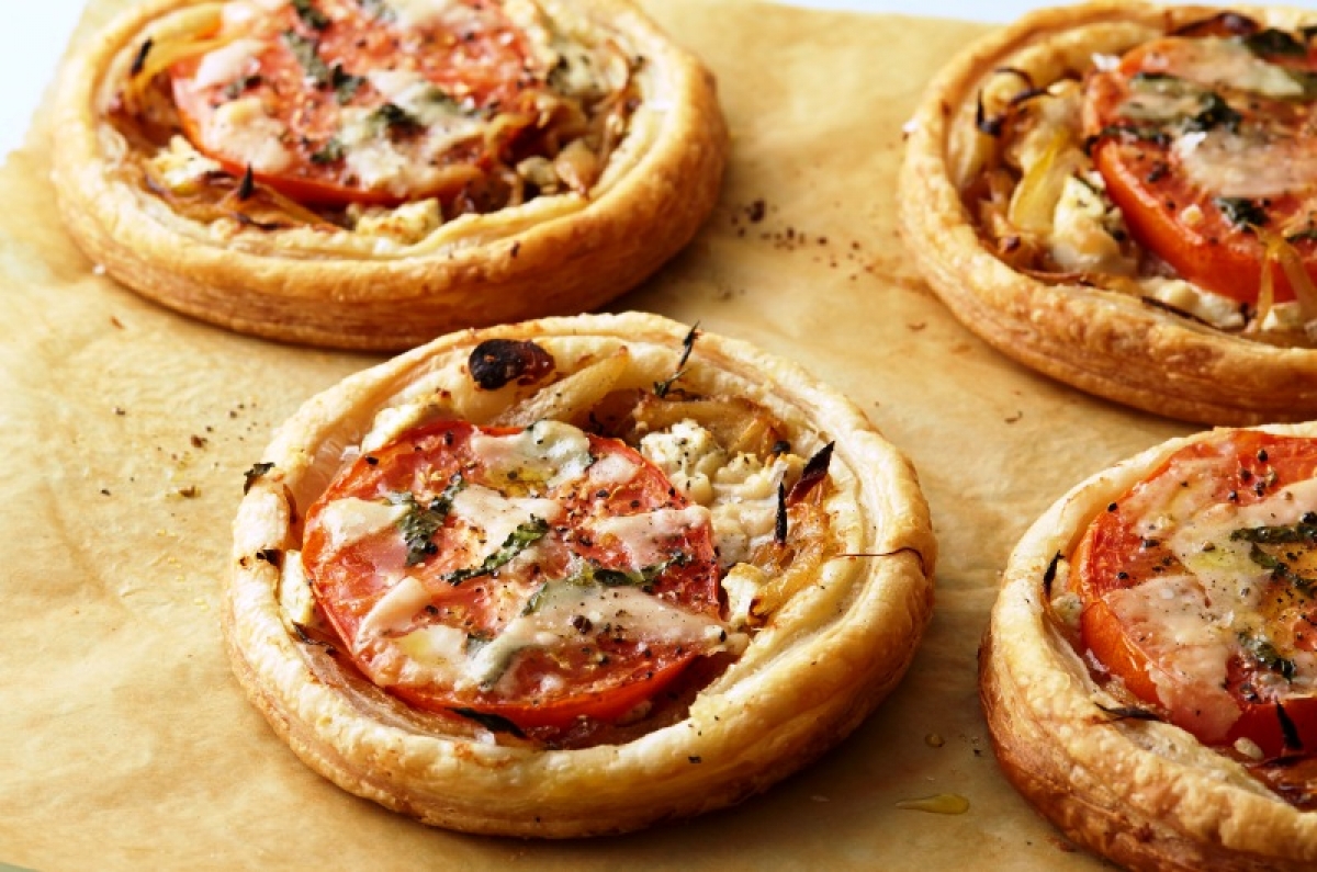 Mediterranean Tart with mozzarella, tomato &amp; basil