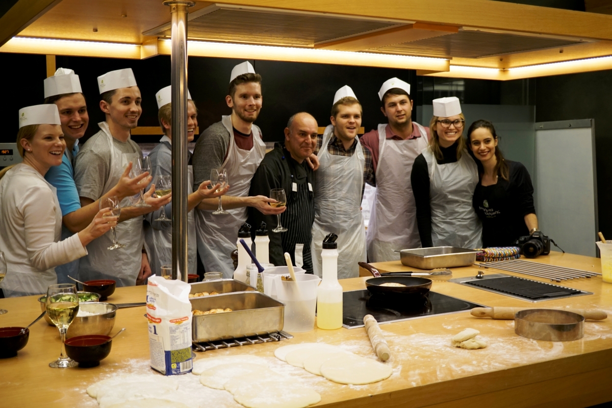 (&Mu;&Omicron;&Nu;&Omicron; &Gamma;&Iota;&Alpha; &Epsilon;&Tau;&Alpha;&Iota;&Rho;&Epsilon;&Iota;&Epsilon;&Sigma;) STAND-UP COMEDY? STREET FOOD CHALLENGE? CHARITY EVENT?