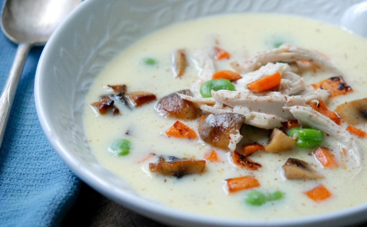 Σούπα αυγολέμονο και κρύα σαλάτα λαχανικών με ψάρι